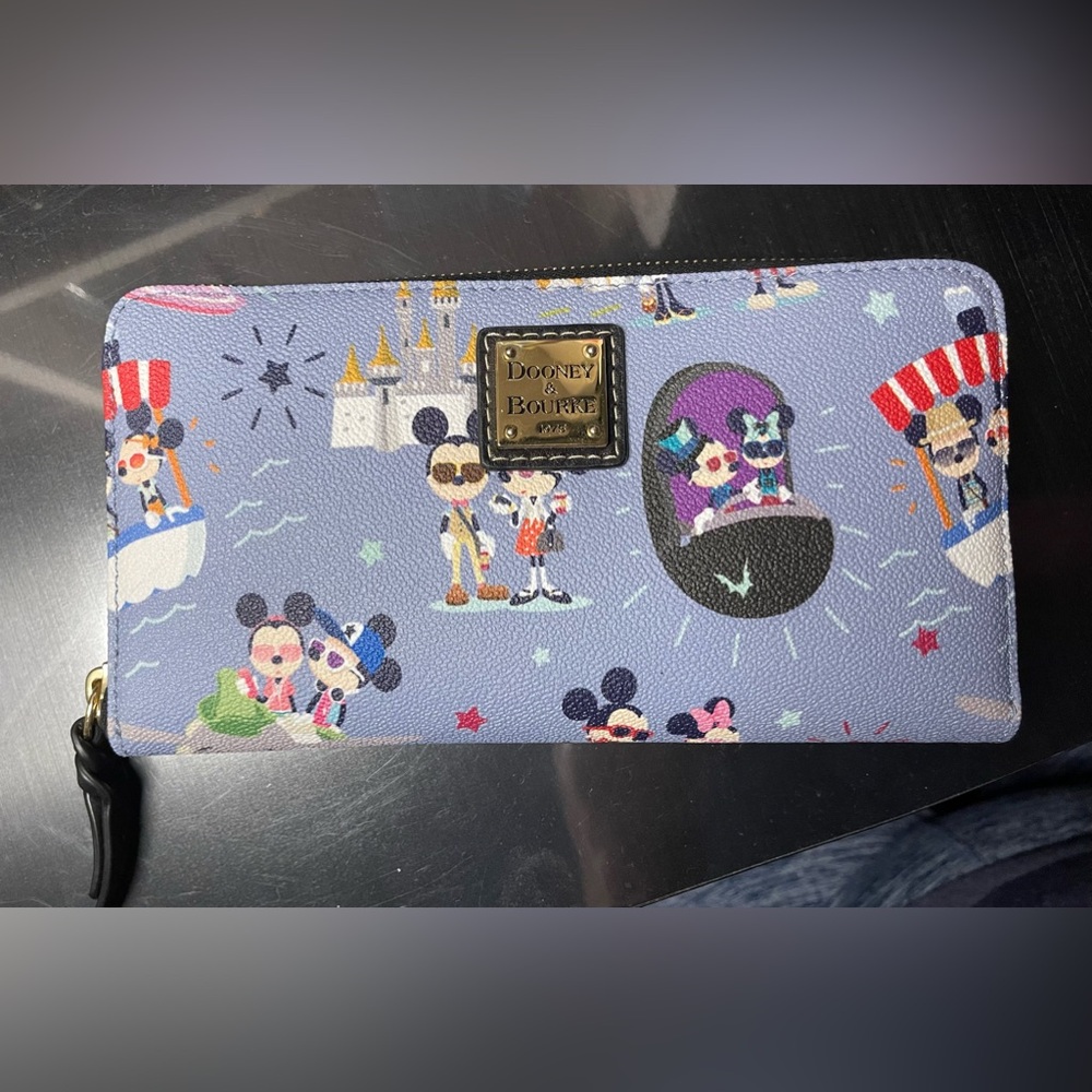 Dooney and Bourke Disney Hipster Mickey and Minnie Mouse wristlet wallet NWOT